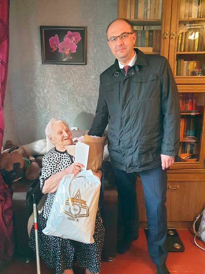 Глава Заводского района поздравил со 100-летним юбилеем Евдокию Бахтину