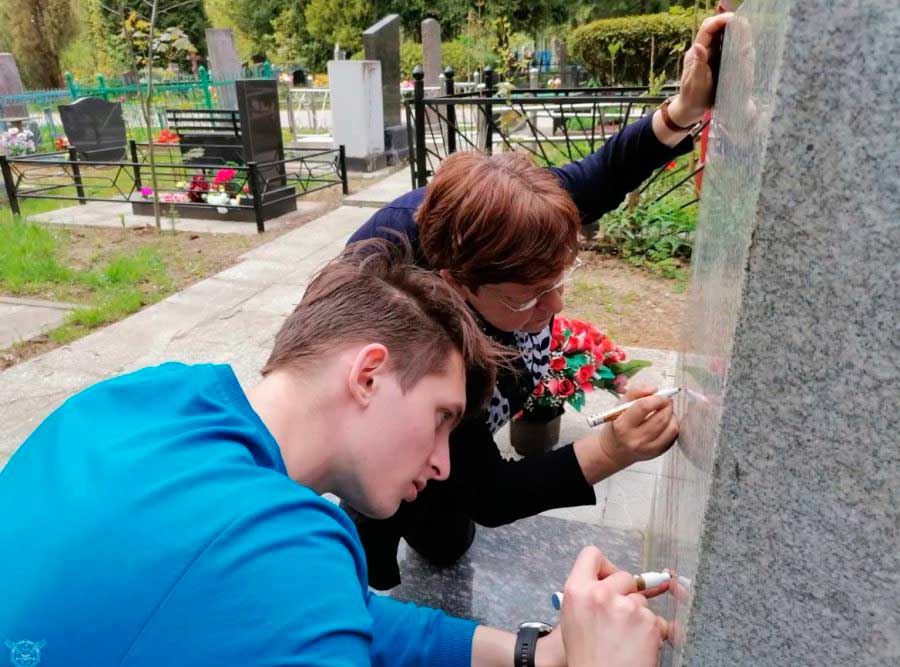 Курсанты академии авиации благоустроили братскую могилу на Чижовском кладбище