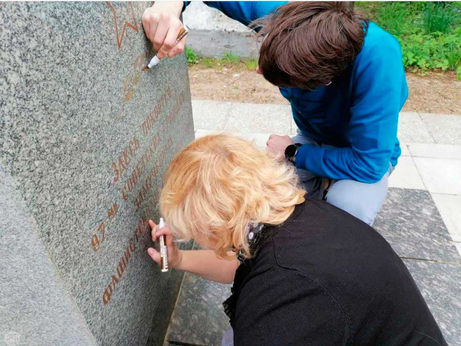 Курсанты академии авиации благоустроили братскую могилу на Чижовском кладбище
