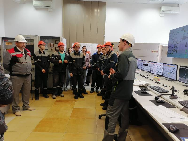 21 июня 2022 года в филиале «Минская ТЭЦ-3» РУП «Минскэнер-го» прошла ежегодная встреча руководства филиала с работниками при-нятыми в течение года, с целью ознакомления с историей создания и раз-вития электростанции и посещения «Аллеи Трудовой Славы»
