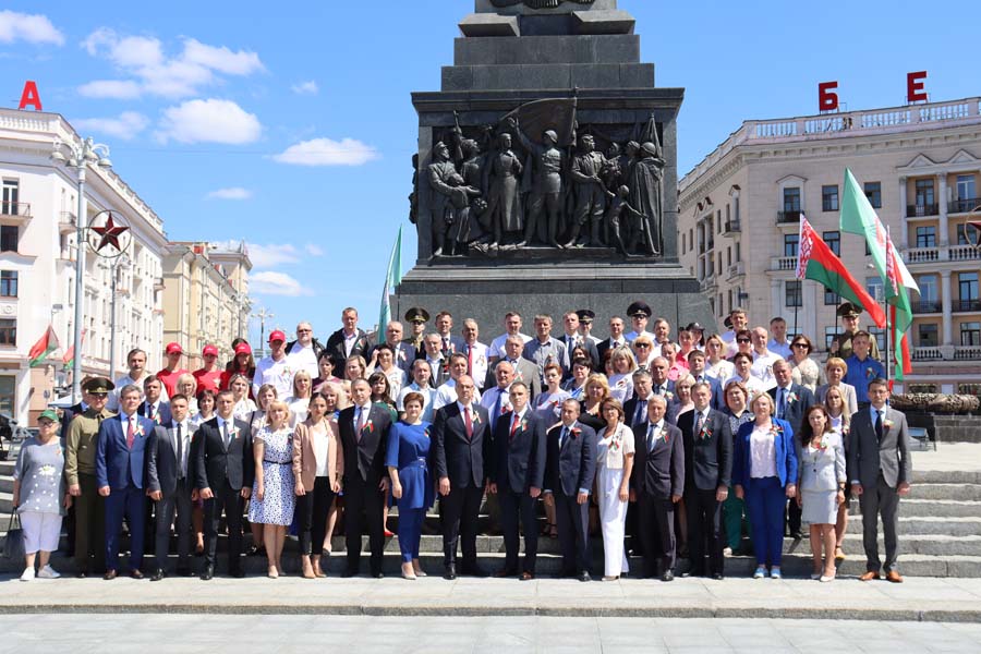 Патриотическая акция «Календарь памяти» продолжается на площади Победы.