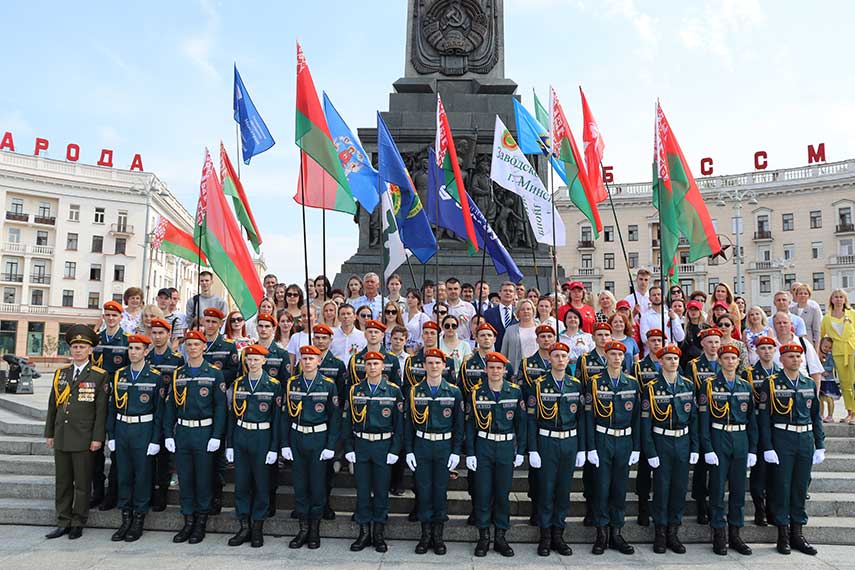 ФОТОФАКТ: Торжественная церемония возложения цветов и венков к монументу Победы