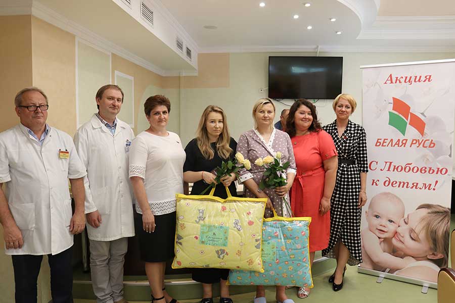 В Заводском районе поздравили женщин, родивших детей в День Республики