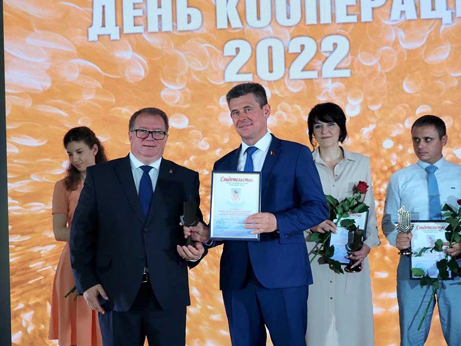 Коллективу Минского филиала учреждения образования «Белорусский торгово - экономический университет» присуждена награда «Почетный знак» по итогам работы за 2021 год
