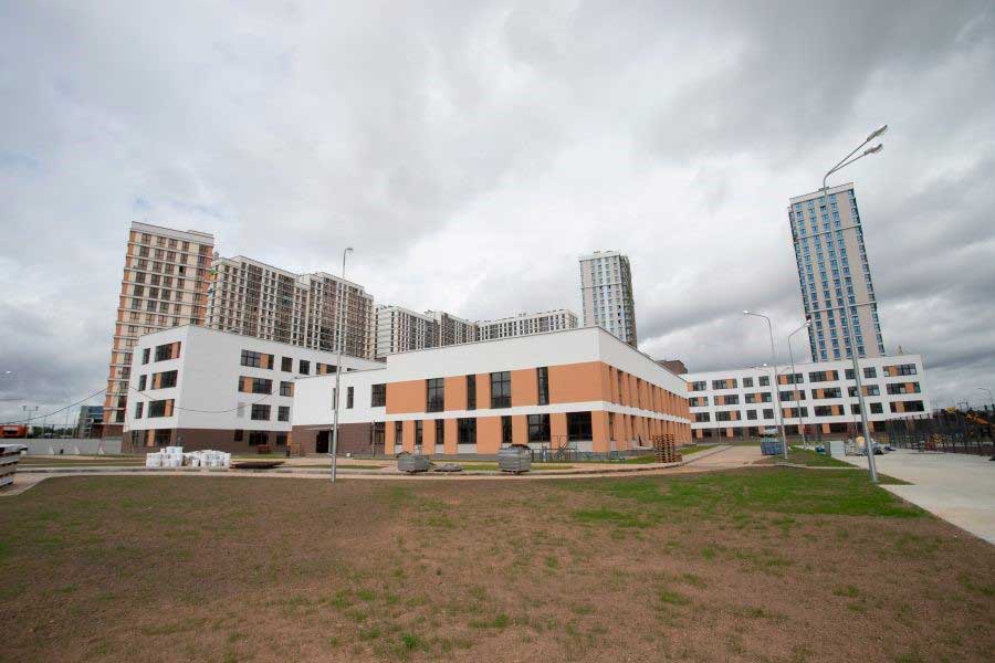 Кухарев ознакомился с процессом реконструкции и строительства двух столичных школ и поликлиники