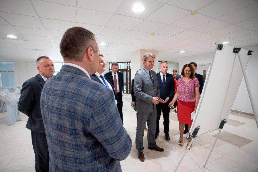 Кухарев ознакомился с процессом реконструкции и строительства двух столичных школ и поликлиники