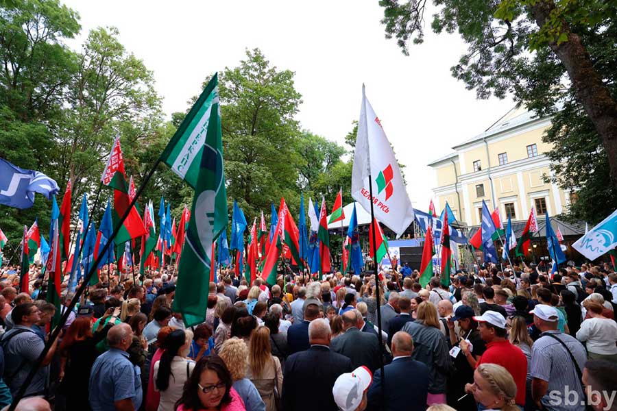 Праздничный концерт в Александровском сквере продолжил «Форум патриотических сил»
