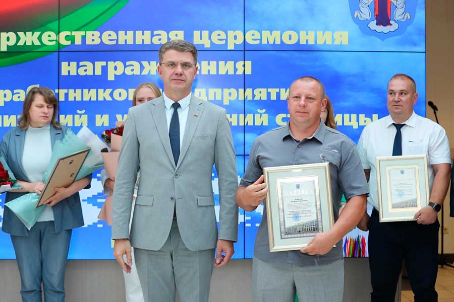 В городской ратуше наградили 37 лучших представителей актива города