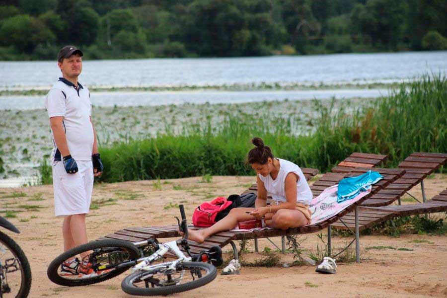 «Все равно находятся те, кто решит окунуться». Как проводят время в зоне отдыха «Жара»