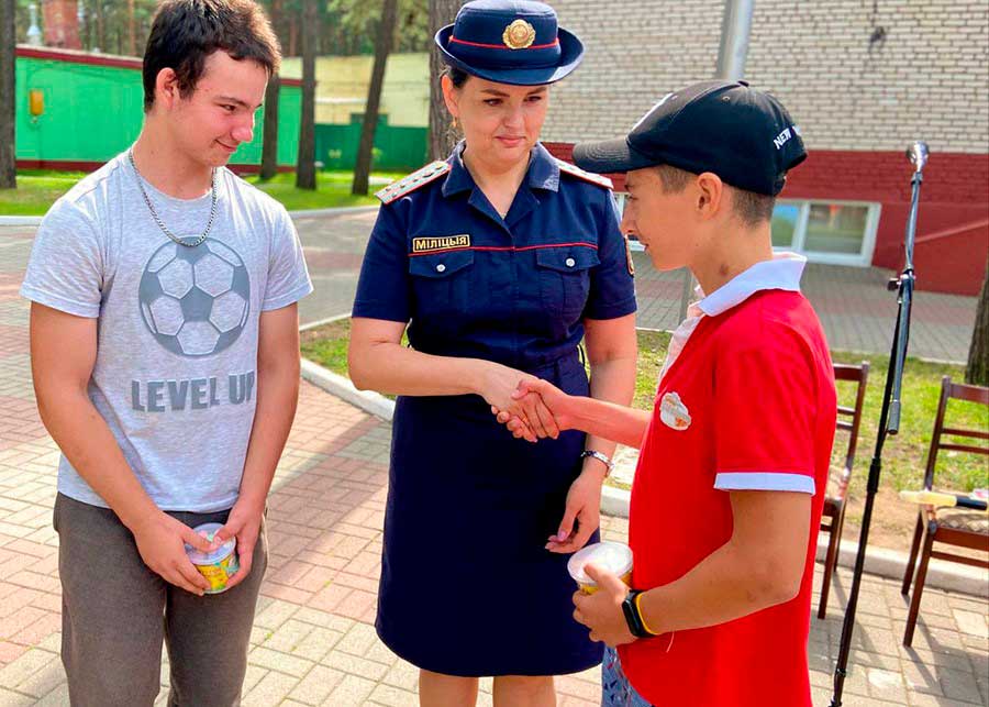 Фотофакт: столичные милиционеры побывали в детском оздоровительном лагере «Смена»