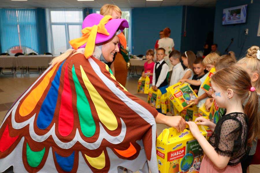 В Заводском районе для детей из многодетных семей организовали праздник «В школу с улыбкой»