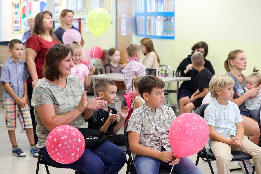 В Заводском районе для детей из многодетных семей организовали праздник «В школу с улыбкой»