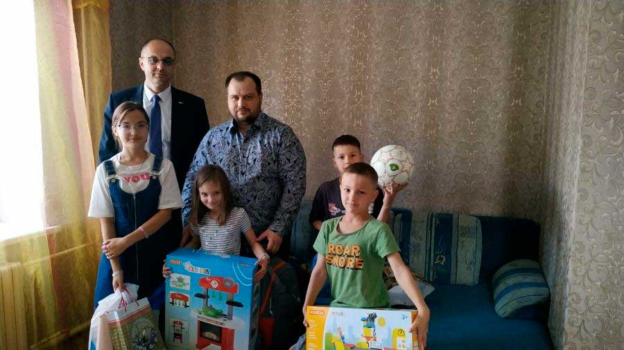 Ребятам вручили интересные и нужные подарки. Глава администрации Заводского района посетил многодетную семью