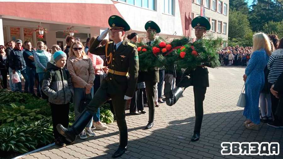 У СШ № 144 Мінска усклалі вянок да памятнага знаку загінулых лётчыкаў