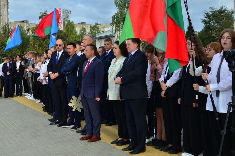 Увеличили габариты. В Заводском районе торжественно открыли межшкольный стадион