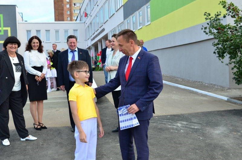 Увеличили габариты. В Заводском районе торжественно открыли межшкольный стадион