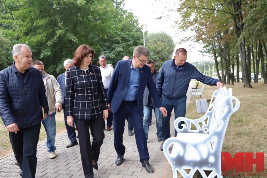 Новые зоны отдыха, обустроенные в столице ко Дню города, проинспектировали Н. Кочанова и В. Кухарев