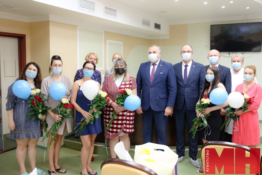 В 5-й городской клинической больнице поздравили минчанок, которые стали мамами в День города.