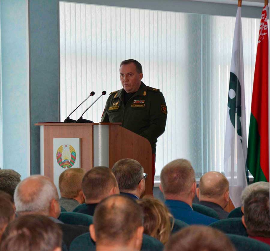 На Минском заводе колёсных тягачей прошла встреча трудового коллектива завода с руководителями силовых ведомств страны