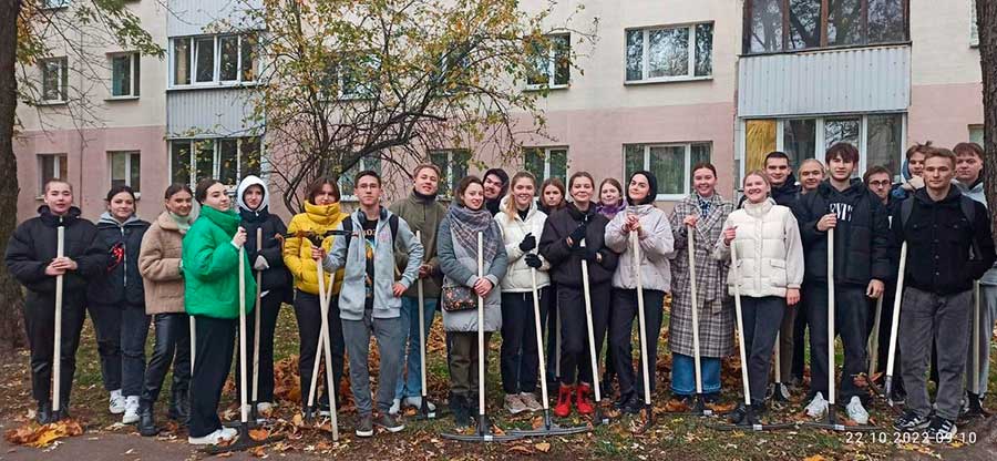 Благоустроили территорию храма и посадили деревья. Что еще сделали на субботниках в Заводском