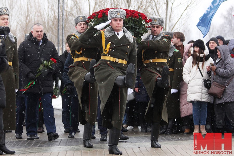 Память о жертвах геноцида объединила сотни минчан у мемориала «Врата памяти»