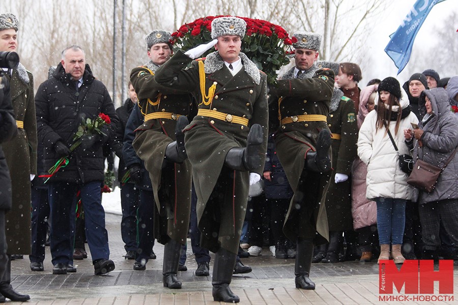 Память о жертвах геноцида объединила сотни минчан у мемориала «Врата памяти»