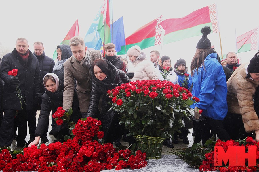 Память о жертвах геноцида объединила сотни минчан у мемориала «Врата памяти»