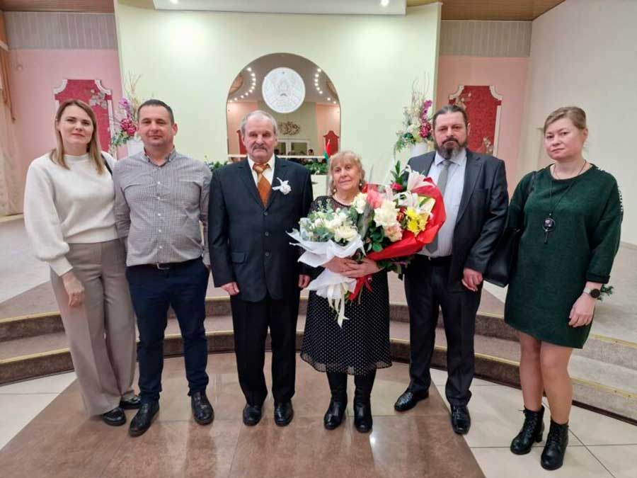 Семейная пара Заводского района отметила золотую свадьбу. Что рассказывают супруги о своем браке