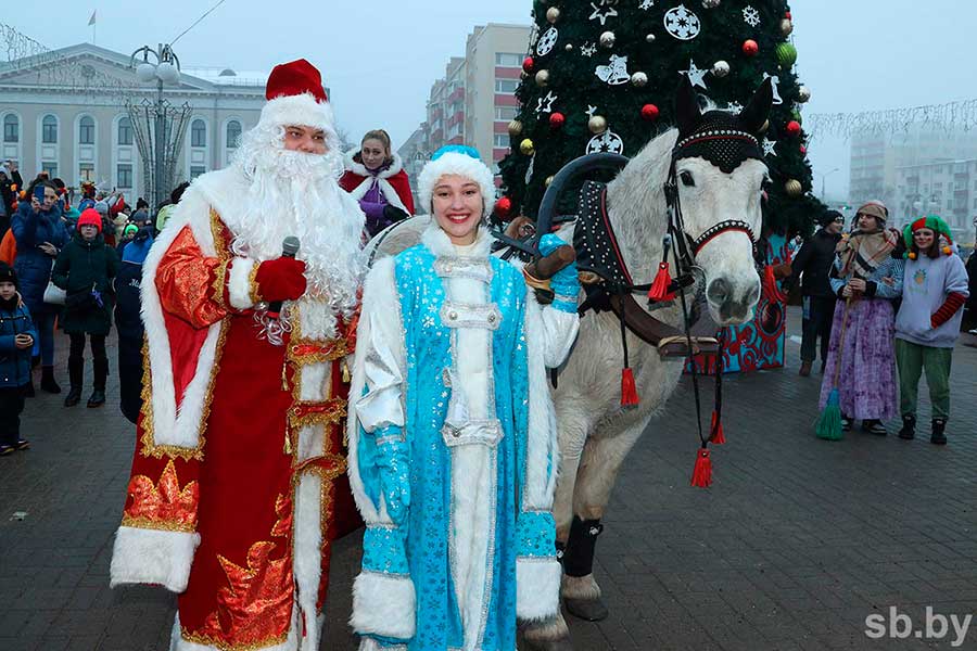 Фотофакт. Нашествие Дедов Морозив в Заводском районе