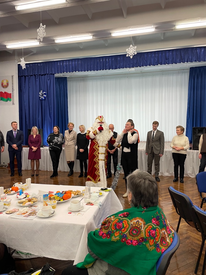 Новогодний огонек для пожилых людей прошел в Заводском районе