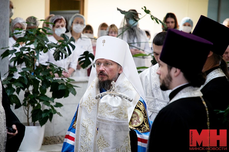 «Даже капля святой воды освящает море». Митрополит Вениамин совершил молебен в 10-й больнице