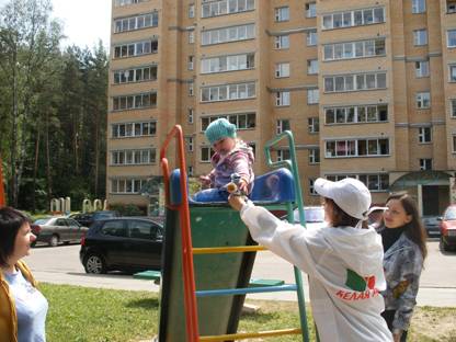 Поздравление жителей микрорайона «Сосны» с Международным Днем Защиты детей
