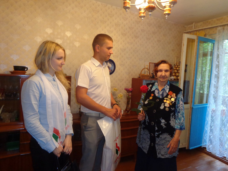 ЗАВОДСКАЯ ОРГАНИЗАЦИЯ СТОЛИЦЫ ЧЕСТВУЕТ БЛОКАДНИКОВ ЛЕНИНГРАДА