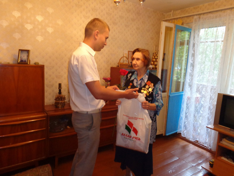 ЗАВОДСКАЯ ОРГАНИЗАЦИЯ СТОЛИЦЫ ЧЕСТВУЕТ БЛОКАДНИКОВ ЛЕНИНГРАДА