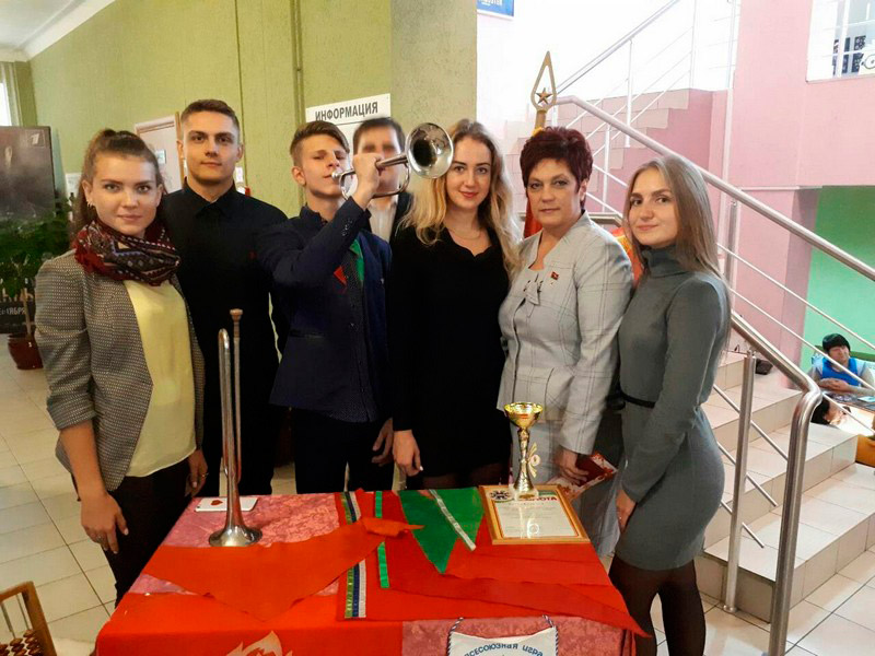 НЕ РАССТАНУСЬ С КОМСОМОЛОМ…