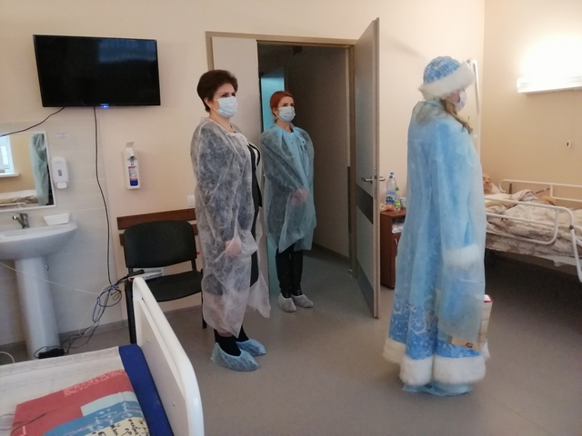 Женщины поздравили с наступающим Новым годом и Рождеством пациентов и сотрудников  Государственного учреждения 
