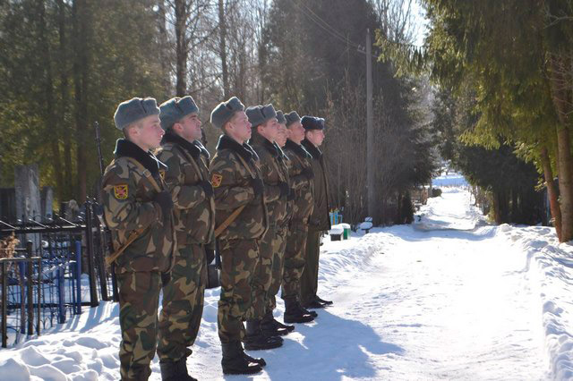 15 февраля в День памяти воинов-интернационалистов союзная молодежь Заводского района г.Минска собралась на аллее памяти почтить офицеров и солдат, которые погибли в Афганской войне.