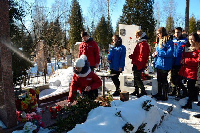 15 февраля в День памяти воинов-интернационалистов союзная молодежь Заводского района г.Минска собралась на аллее памяти почтить офицеров и солдат, которые погибли в Афганской войне.