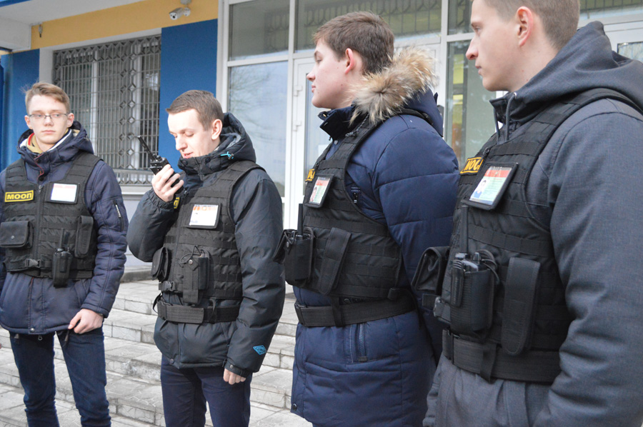 Как бойцы МООП по вечерам патрулируют улицы и следят за порядком