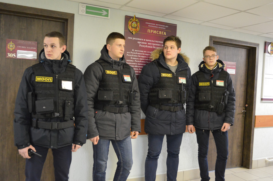 Как бойцы МООП по вечерам патрулируют улицы и следят за порядком