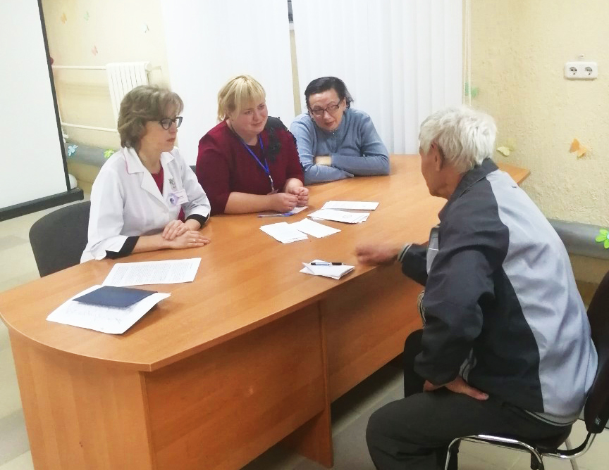 Консультации граждан пожилого возраста по вопросам социальных услуг.