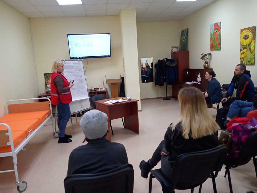 На базе отделения дневного пребывания для граждан пожилого возраста 24.11.2022 состоялось групповое занятие по обучению членов семей, осуществляющих уход за нетрудоспособными гражданами, навыкам ухода