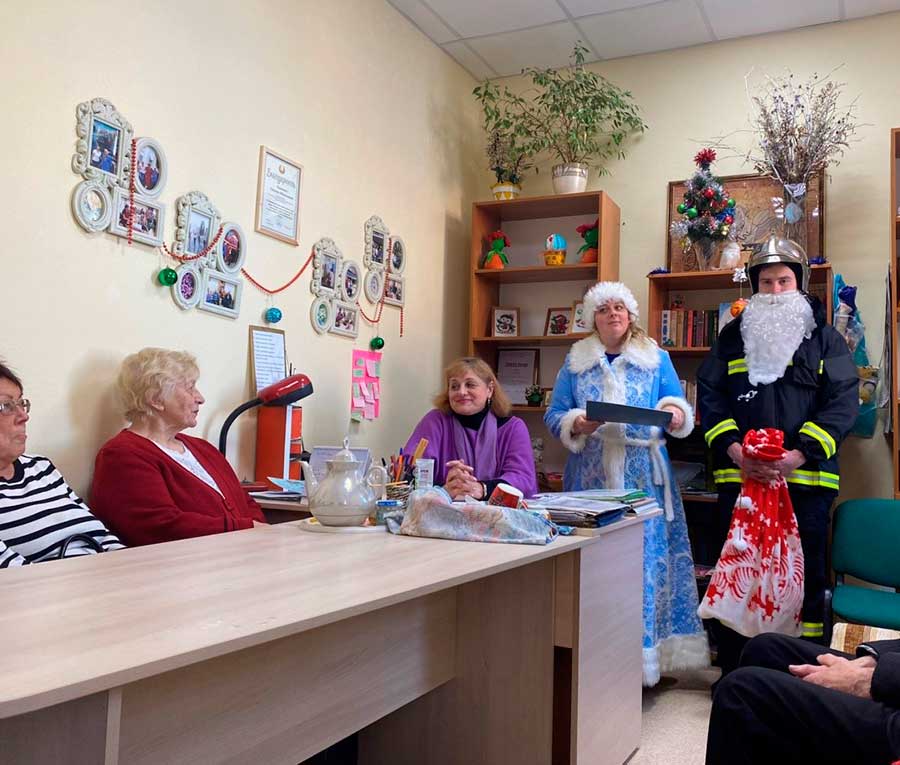 В рамках акции по безопасности 19.12.2022 сотрудники РОЧС организовали праздничную викторину и разыграли тематическую сценку