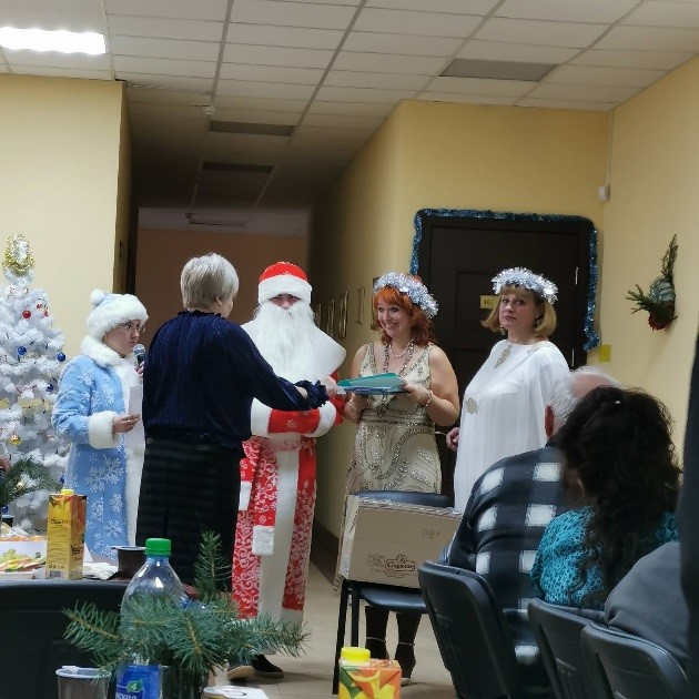 13.01.2022 специалистами отделения дневного пребывания для граждан пожилого возраста совместно с представителями Заводской районной организации Белорусского Общества Красного Креста организована Новогодняя вечеринка в стиле 80-х.