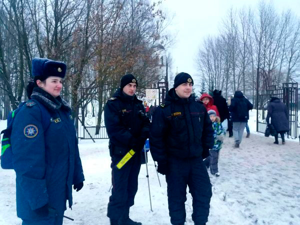 Заводской р-н: сотрудники РУВД во время несения службы по обеспечению охраны общественного порядка на Крещение оказывали помощь гражданам