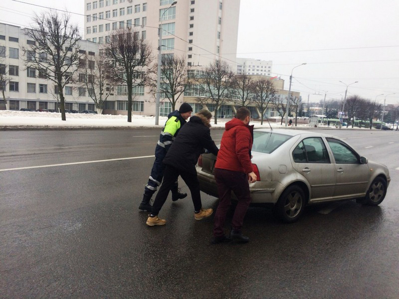 Сотрудники ДПС ГАИ Заводского района столицы ежедневно помогают «замерзающим» водителям.