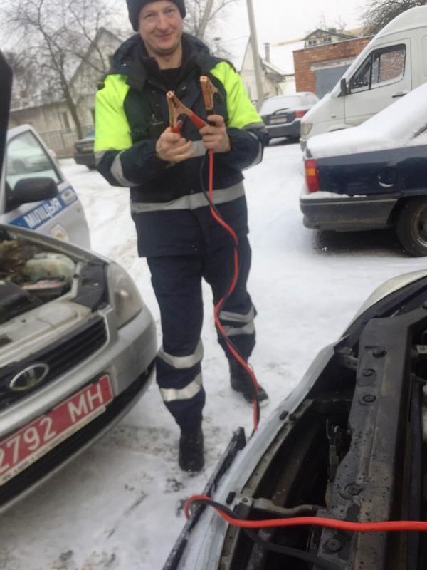 Сотрудники ДПС ГАИ Заводского района столицы ежедневно помогают «замерзающим» водителям.