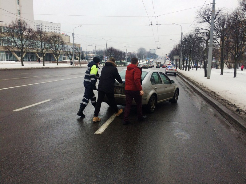 Сотрудники ДПС ГАИ Заводского района столицы ежедневно помогают «замерзающим» водителям.