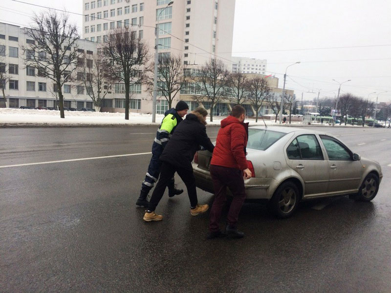 Инспекторы ДПС ГАИ Заводского района столицы ежедневно оказывают помощь водителям, чьи транспортные средства заглохли на дороге