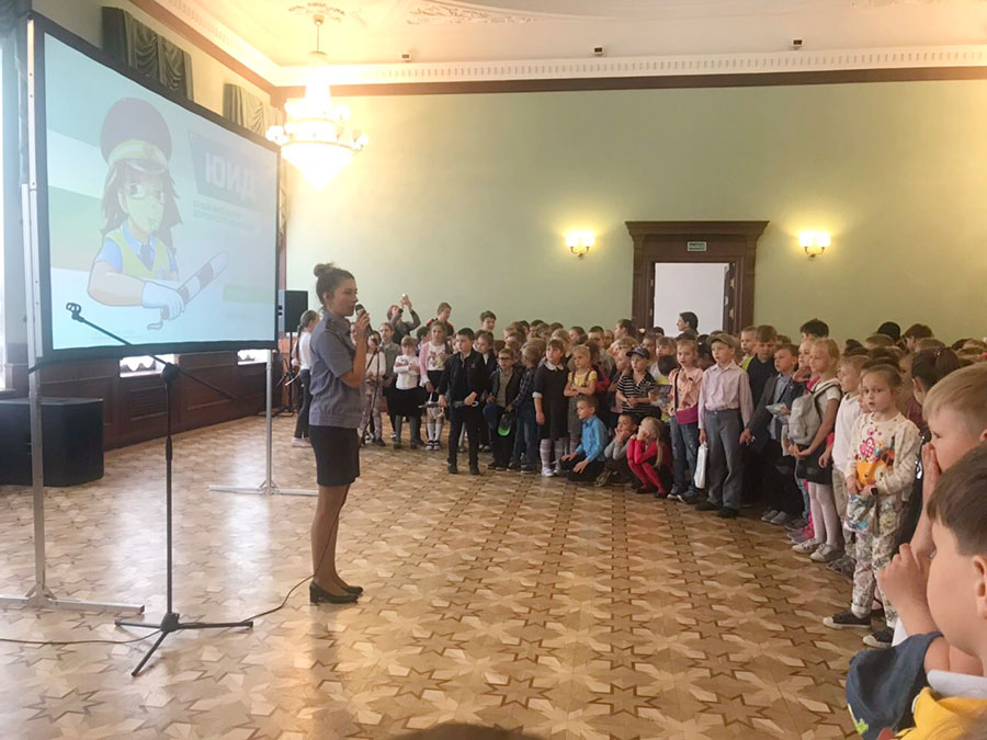 В минском театре юного зрителя в рамках специального комплекса мероприятий «Внимание – дети!» сотрудники ГАИ Заводского района столицы провели акцию, направленную на предупреждение ДТП с участием детей.